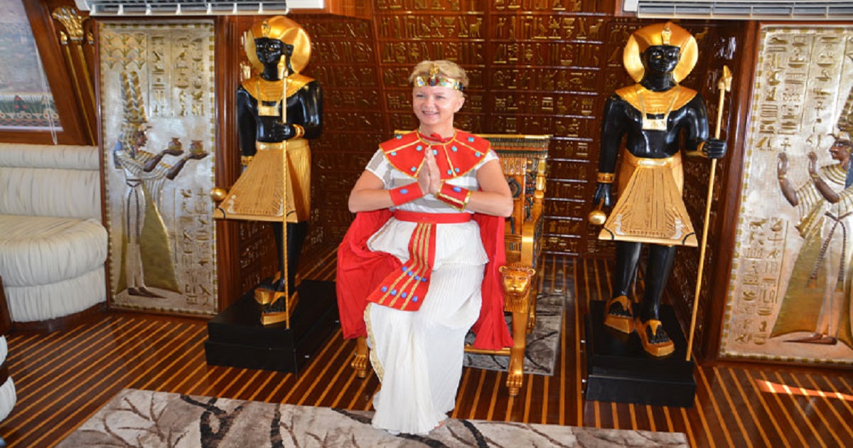 Dressing up as an ancient Egyptian king or queen (Nefertari Boat Marsa Alam )_aadf1_lg